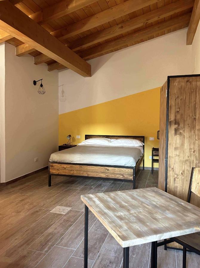 La Volpe Rossa Rooms And Apartments San Felice del Benaco Δωμάτιο φωτογραφία